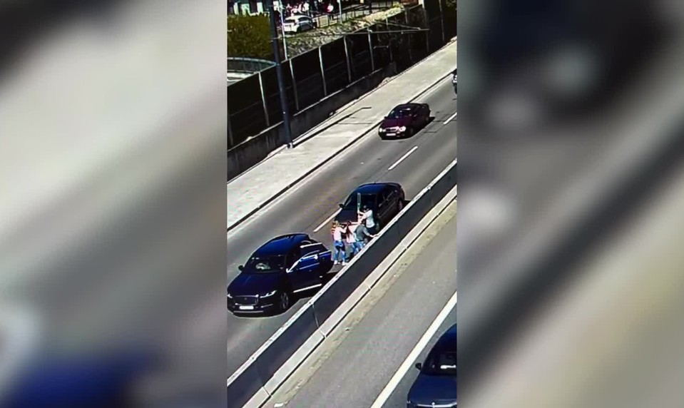 Bitku dvoch vodičov na frekventovanej ceste zachytilo video. Zapojili sa aj spolujazdkyne