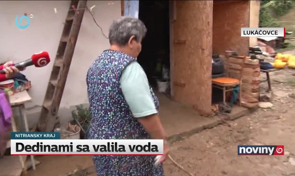Dedinami sa valila voda