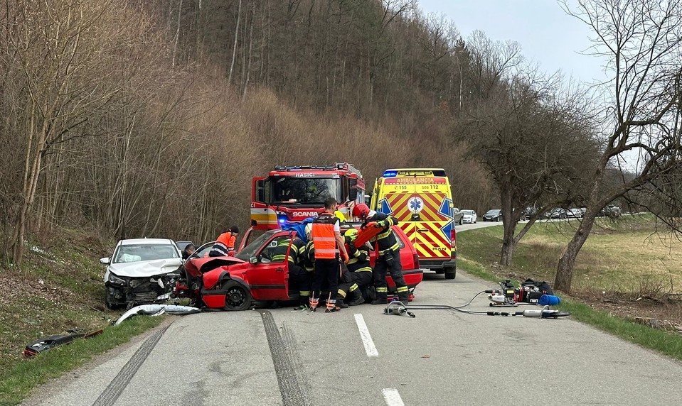 Vážna dopravná nehoda: Vodič pri obiehaní narazil do protiidúceho auta