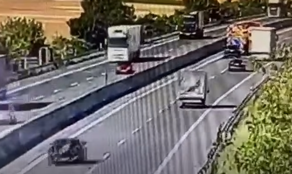 Ďalšie auto narazilo do cestárov. Polícia odkazuje vodičom, aby sa spamätali