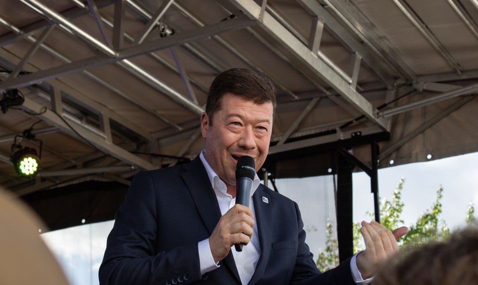 Brat Tomia Okamuru varuje pred jeho zvolením za predsedu snemovne