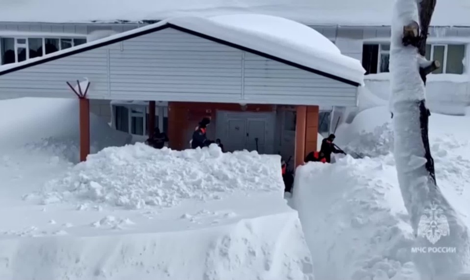 Na Kamčatke nasnežilo najviac za posledných 30 rokov. Z domov sa museli vyhrabať lopatami