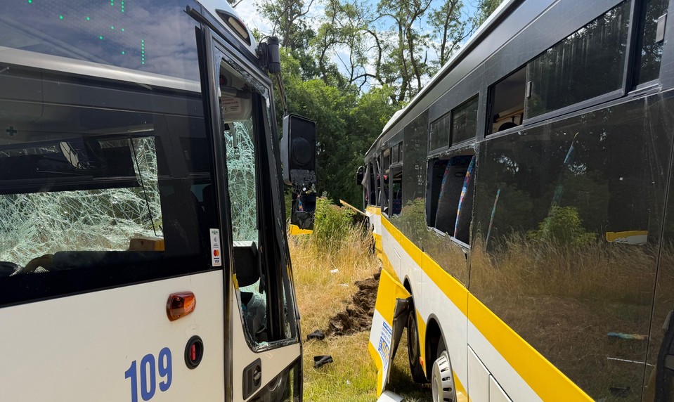 Pri čelnej zrážke dvoch autobusov sa zranili mnohí cestujúci. Hlavná cesta je uzavretá