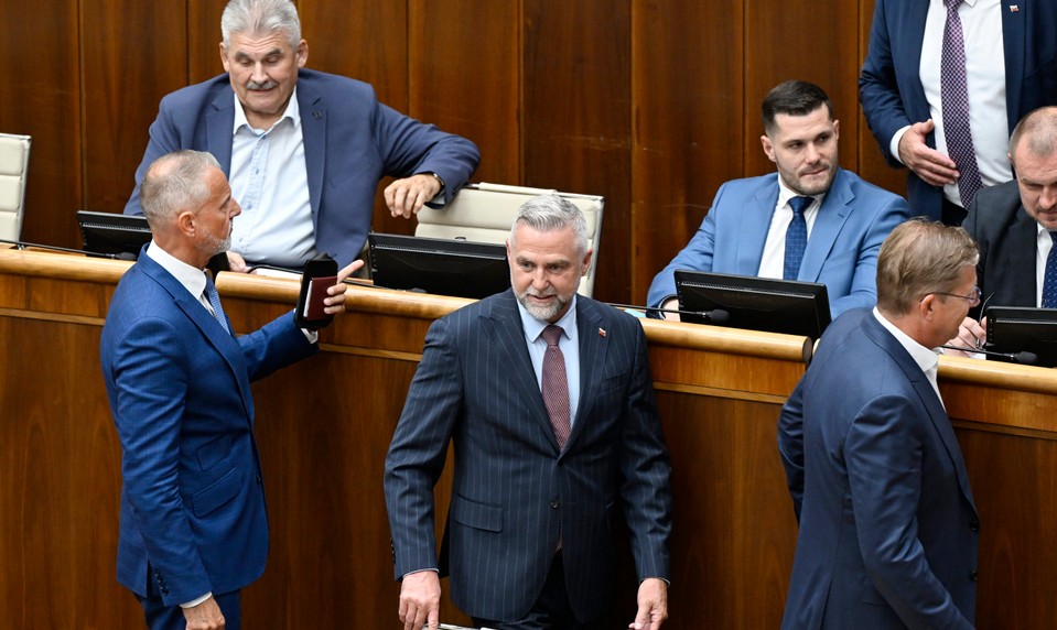 Schôdzu k odvolávaniu Gašpara poslanci otvorili. Koalícia však odmietla jej program
