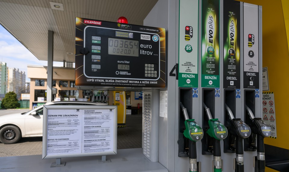 Koľko zaplatíte na čerpacej stanici v okolí Slovenska? Prehľad pravidiel v susedných krajinách