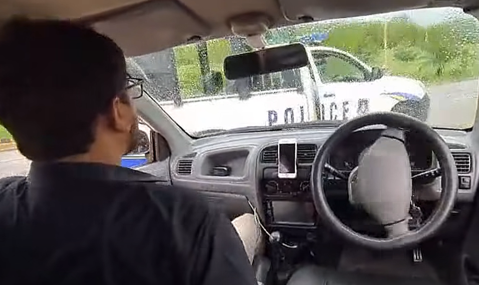 Diaľkové riadené auto po výpadku internetu nabúralo do policajného vozidla