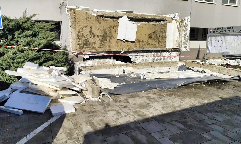 V Komárne sa zrútila strecha Klientskeho centra. Jedna osoba neprežila