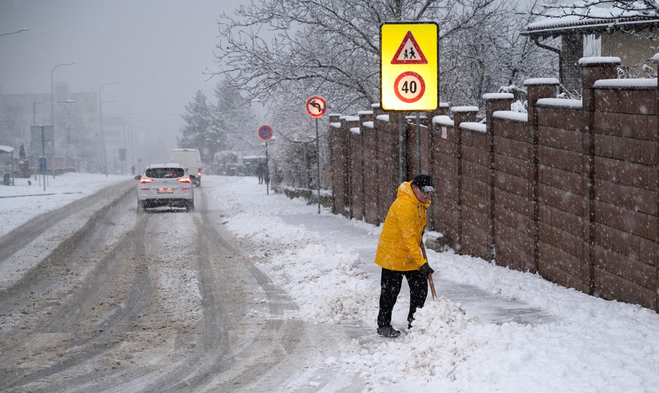 Meteorológovia varujú pred poľadovicou: Chodcom aj vodičom hrozí zvýšené riziko úrazov a nehôd