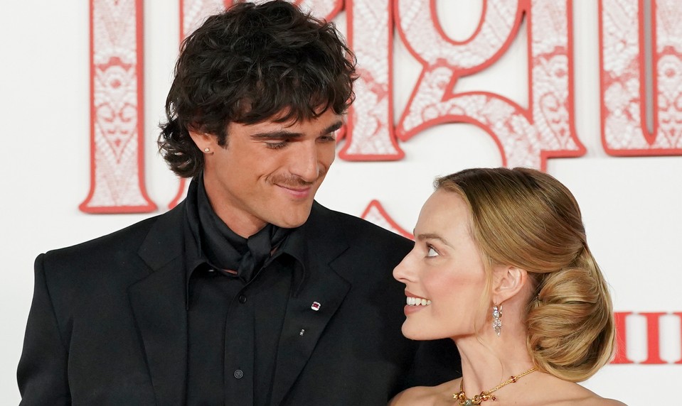 Všade ospevuje sexy kolegu a teraz takýto darček!? Manžela Margot Robbie môže aj roztrhnúť od zlosti