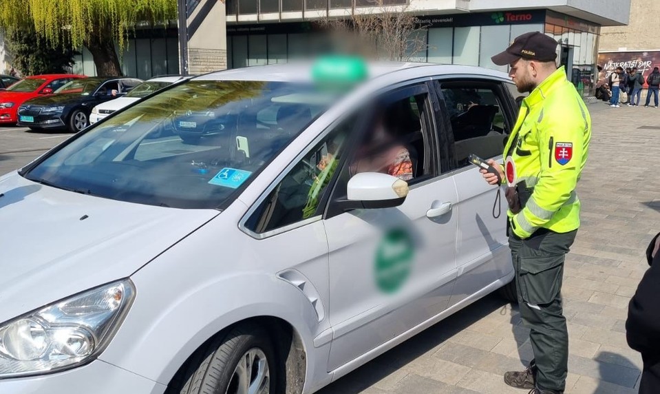 Polícia sa zamerala na nelegálnu prácu cudzincov. Vyhostila troch Indov
