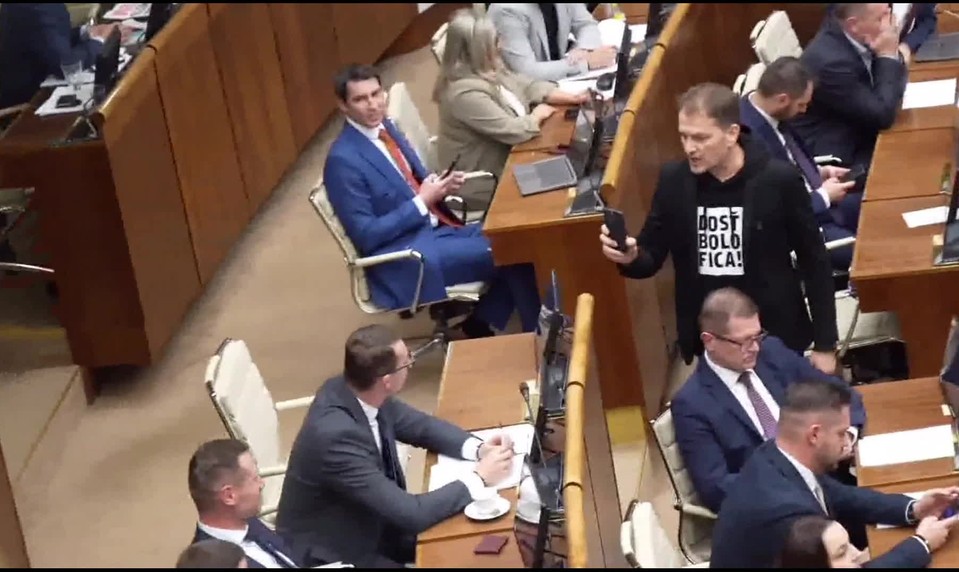 Parlament začne prvú posviatkovú schôdzu, poslancov čakajú tri týždne rokovania