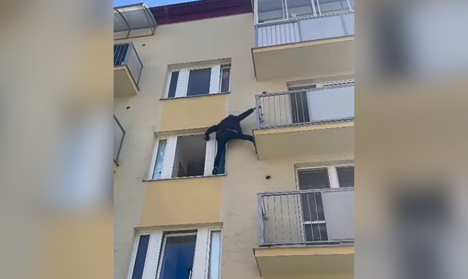 VIDEO: Polícia odhalila medzinárodne hľadaného muža. Liezol po balkóne v Senici