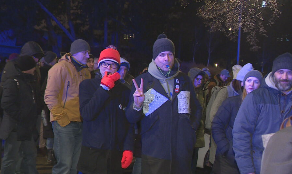 Protest v Bratislave: Ľudia pochodovali k parlamentu proti rušeniu úradu pre oznamovateľov