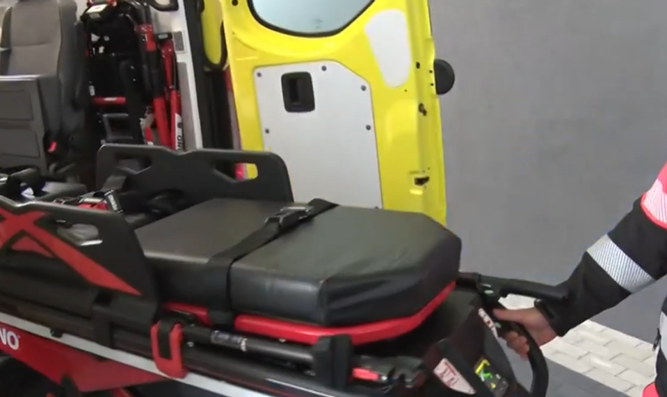 Tragické ráno na cestách. Nákladné auto zrazilo chodkyňu, zraneniam podľahla