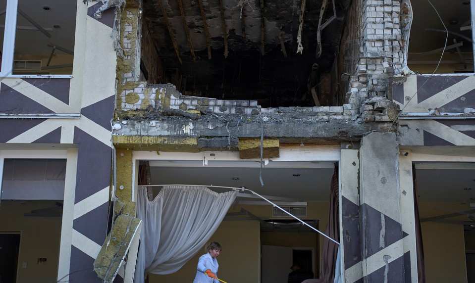 1412. deň na Ukrajine: Ruské rakety a drony spôsobili škody v Charkove, Dnipre a Jeleci