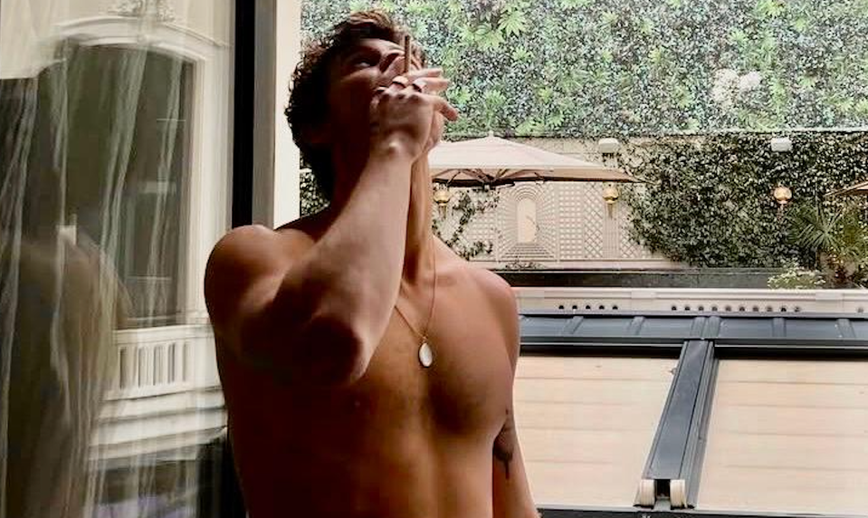 Bolesť z rozchodu už prekonal! Fešný spevák je opäť zamilovaný, vkus nezmenil!