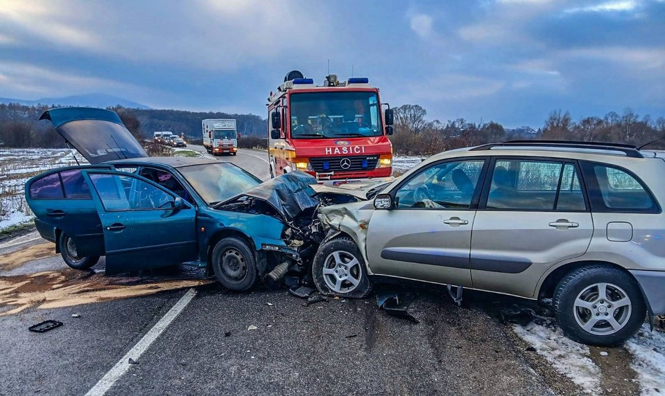 Pri Košiciach došlo k zrážke dvoch áut. Sedem ľudí utrpelo zranenia