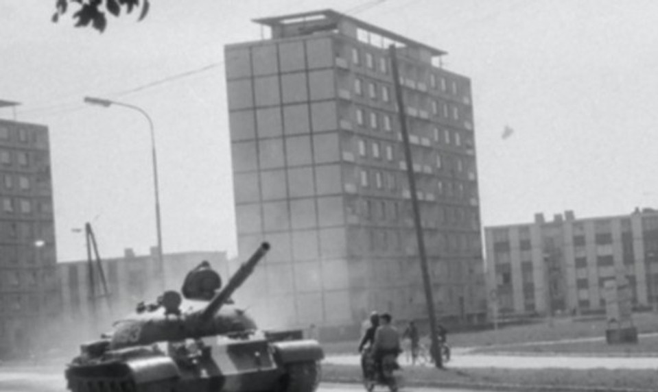 Študenti si sadli na cestu prikrytí československou vlajkou. Pozrite si unikátne zábery z Prešova z augusta 1968