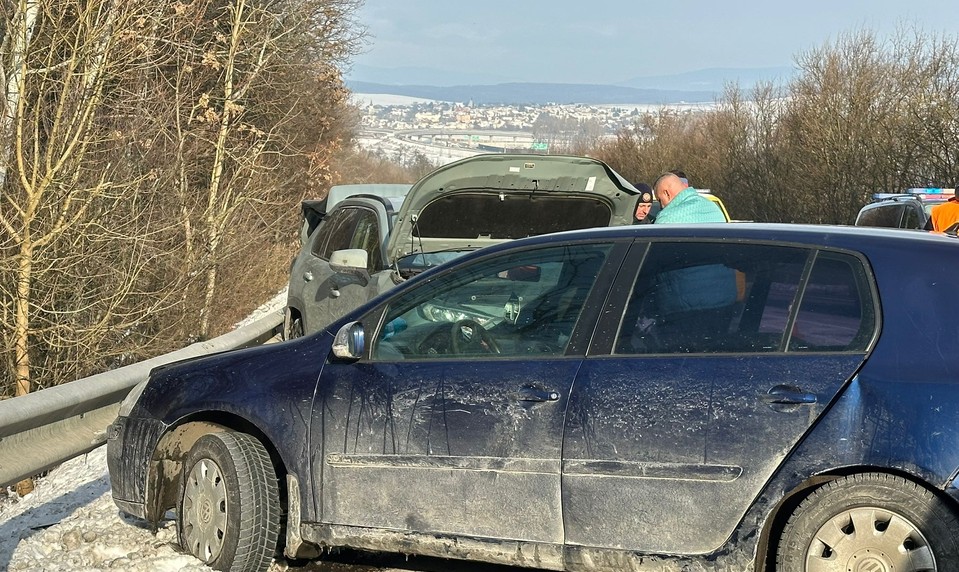 Čelná zrážka dvoch áut: Na mieste mala byť aj tehotná žena v bezvedomí