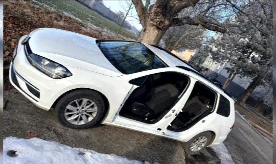 Kuriózna krádež: Zo zaparkovaného auta zlodeji ukradli všetky dvere