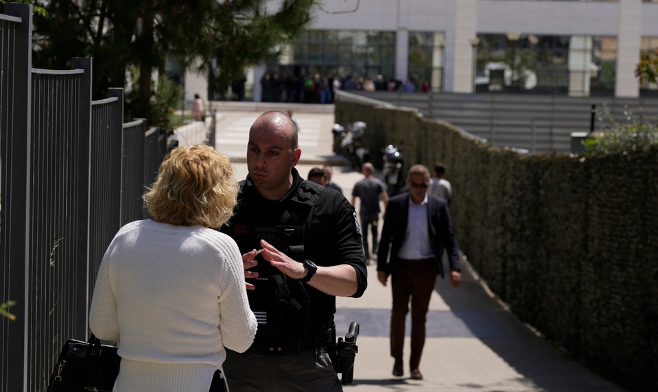 Dôchodca v Aténach postrelil päť ľudí. Polícia po ňom pátra