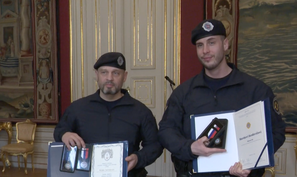 Zachraňujú životy bez nároku na slávu. Mestskí policajti si prevzali ocenenie