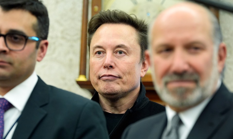 Európska komisia vyšetruje Muskovu sieť X pre AI obrázky nahých žien a detí