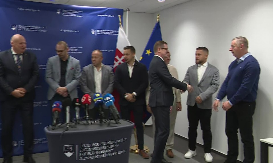 Zmeny v koalícii: Turbulentný týždeň vo vláde vyvrcholil odvolaním Kmeca