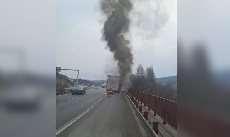 Na diaľnici D1 pri Hendrichovciach horí kamión, polícia vyzýva na opatrnosť