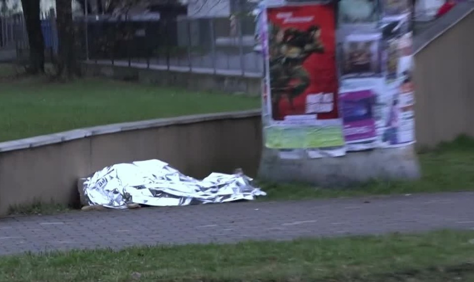 Polonahá bezdomovkyňa ležala hodiny pred nemocnicou. Rodina jej pomôcť odmieta