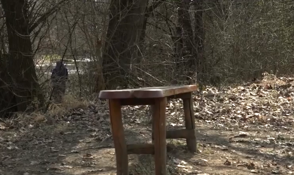Na lavičke zanechal len topánku a kľúče. Telo muža našli o deň neskôr v rieke Ondava