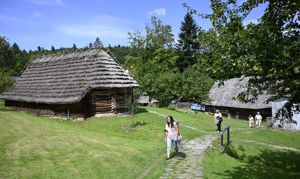 Najstarší skanzen na Slovensku omladzuje. Šindliari vracajú život dreveným stavbám