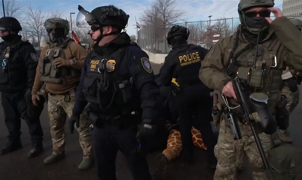 Protesty proti imigračným úradom v USA pokračujú. Minnesota odmieta federálnych agentov