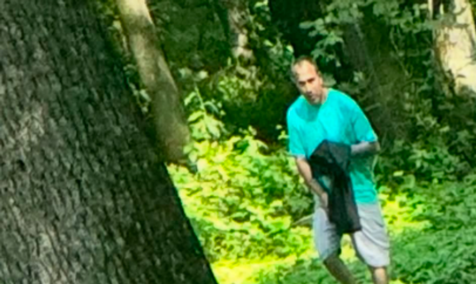 Muž mal sledovať matku s dieťaťom v lese a uspokojovať sa. Polícia po ňom pátra