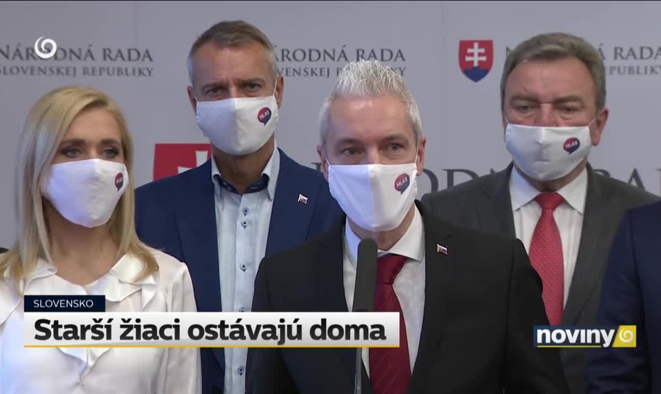 Starší žiaci ostávajú doma