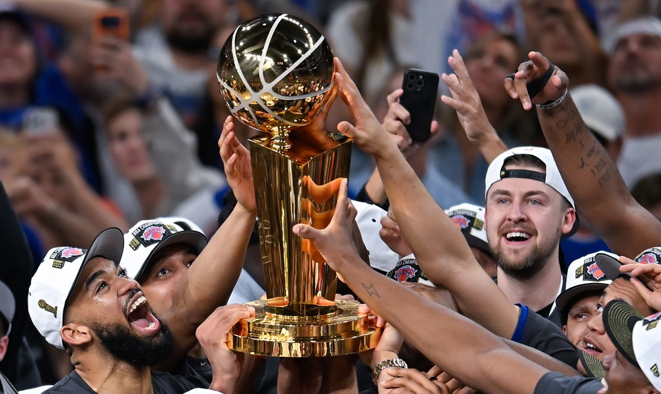Zranení fanúšikovia a horiaci autobus: Newyorský basketbalový sviatok sa skončil násilím