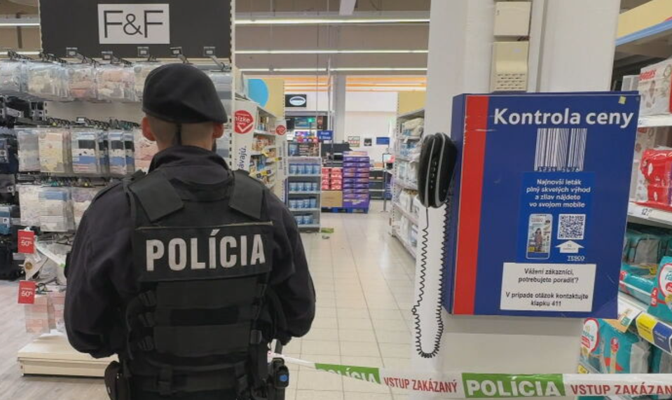 Na ženu zaútočil v obchode skrutkovačom. Polícia ho obvinila z pokusu o vraždu
