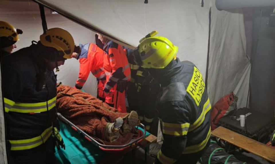 Zranený muž uviazol hlboko pod zemou. Záchranári ho vyslobodili po 21 hodinách