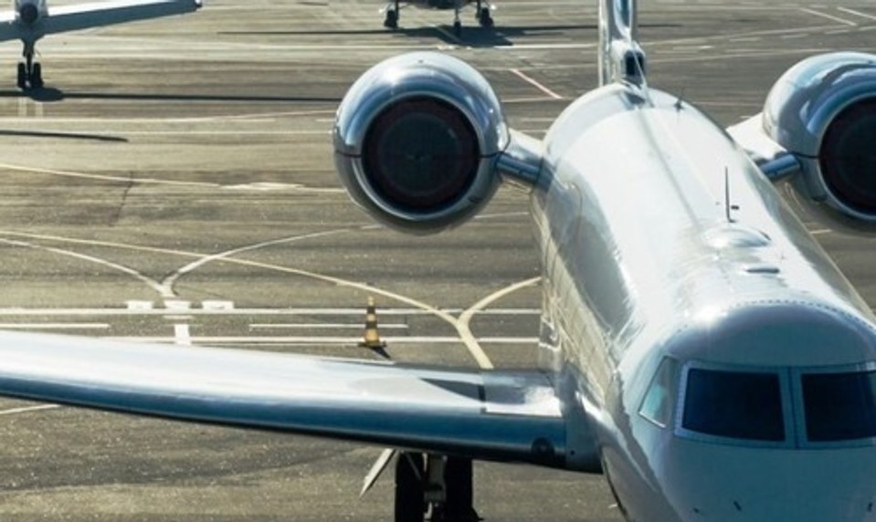 Prudký rast cien ropy paralyzuje lety. Letecká spoločnosť ruší až sto spojov