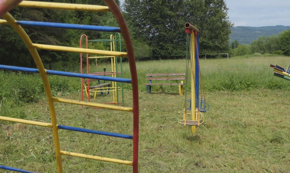 Deti nemajú miesto na hranie. Mesto označilo nebezpečné detské ihrisko za funkčné