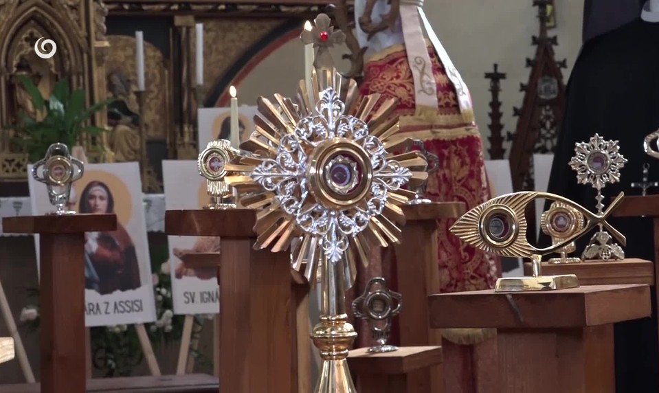 Kvapky krvi Jána Pavla II. a relikvia svätého Petra. Spišská Kapitula odhalila svoje duchovné poklady