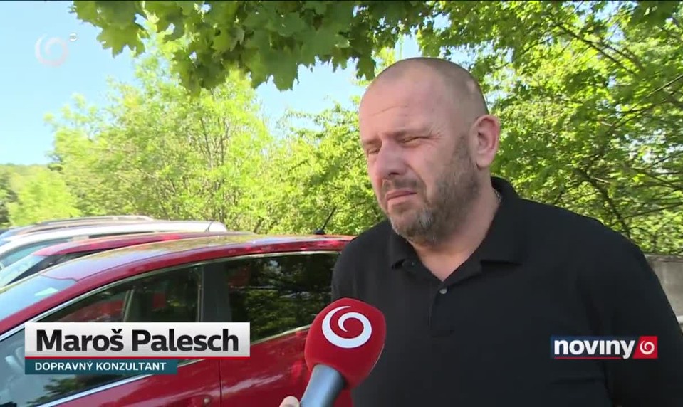 Hlučná hudba v slúchadlách škodí
