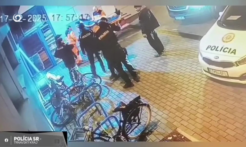 Okoloidúci našli muža v bezvedomí. Polícia a záchranári mu zachránili život