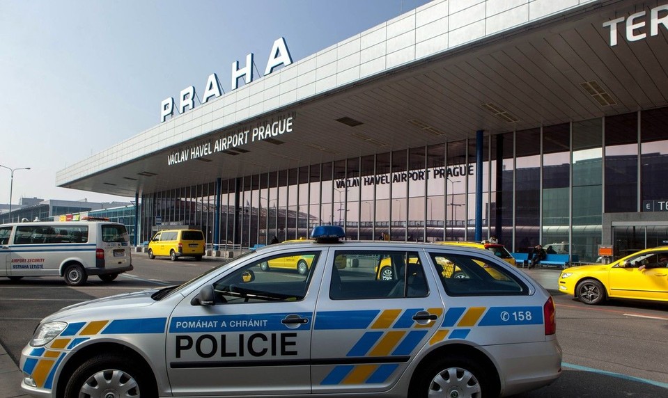 Silná poľadovica ochromuje aj dopravu v Česku. Letisko funguje v obmedzenom režime