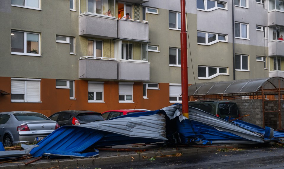Odtrhnuté strechy a zlomené stromy: Slovensko zasiahla silná búrka, hrozia povodne