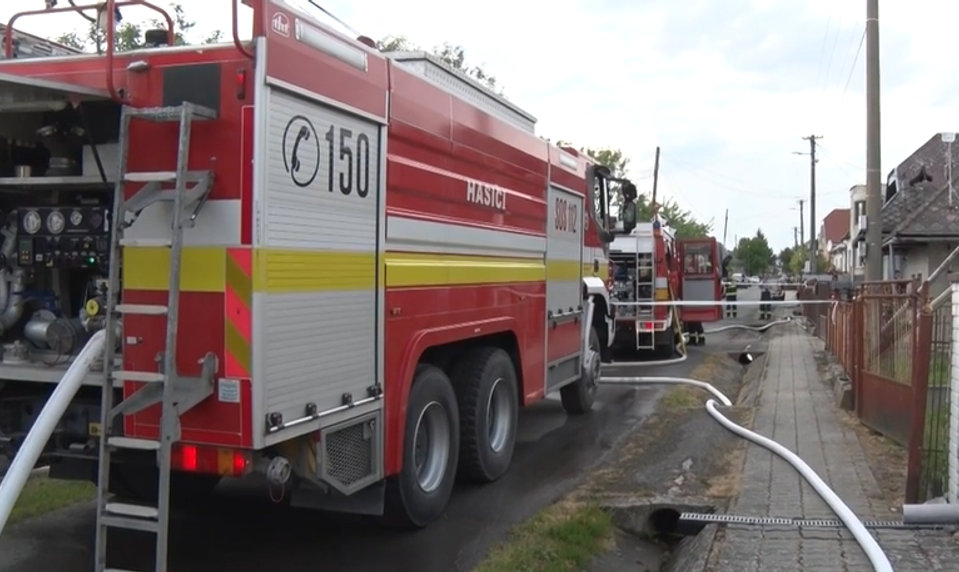 Rýchly zásah zabránil horšiemu. Pri požiari vo výrobnej hale evakuovali štyroch ľudí