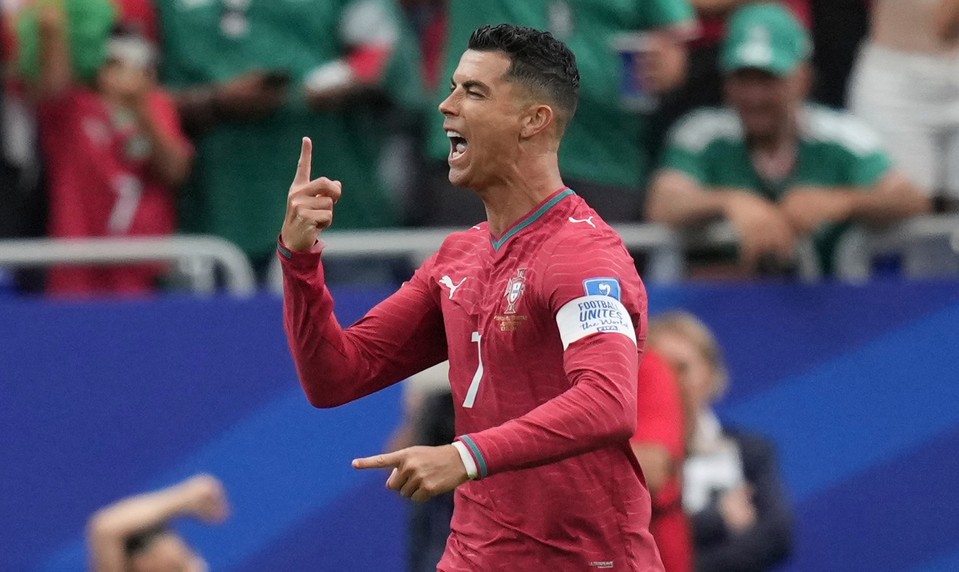 RONALDO režíroval triumf Portugalska, strelil dva góly