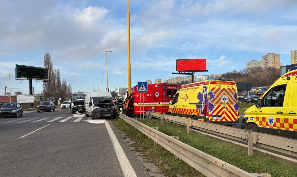 Košickí hasiči zasahovali pri nehode mikrobusu so škôlkarmi. Zranili sa štyri deti