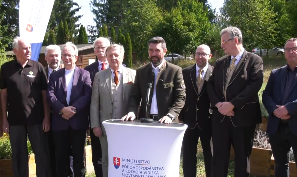 Tlačová beseda ministra Takáča: Výzva na opeľovaciu činnosť včiel