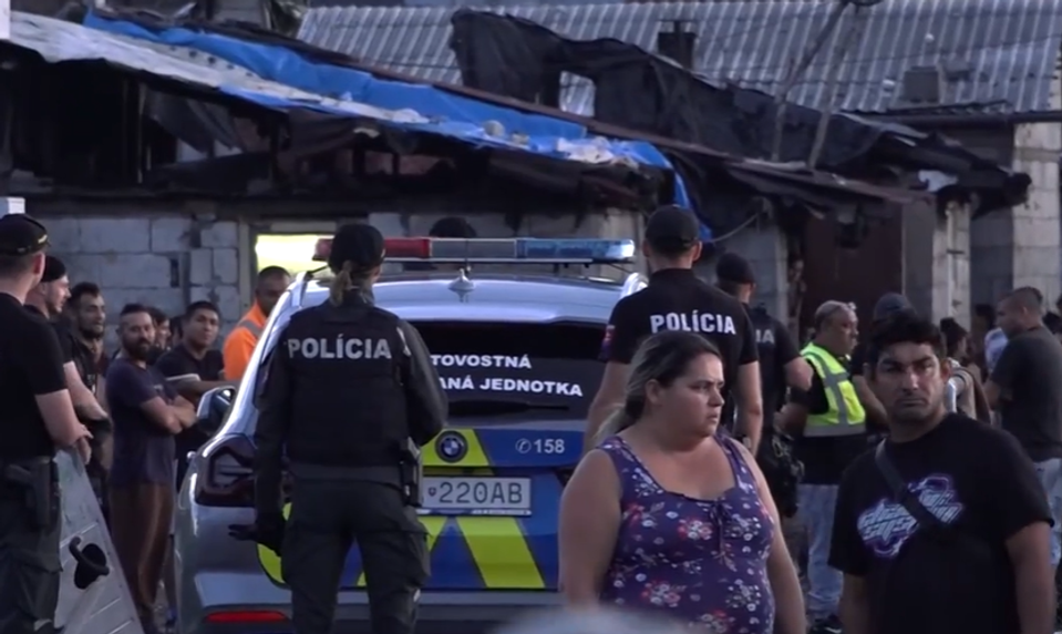 Polícia musela krotiť vášne v osade. Hádky rodín vyústili do bitky, zapájali sa aj deti
